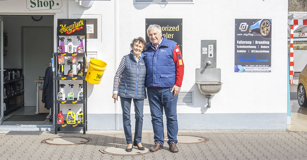 Inhaberin Ulla Zimmermann-Schlagheck und Ehemann Bodo Schlagheck vor Ihrem Shop.