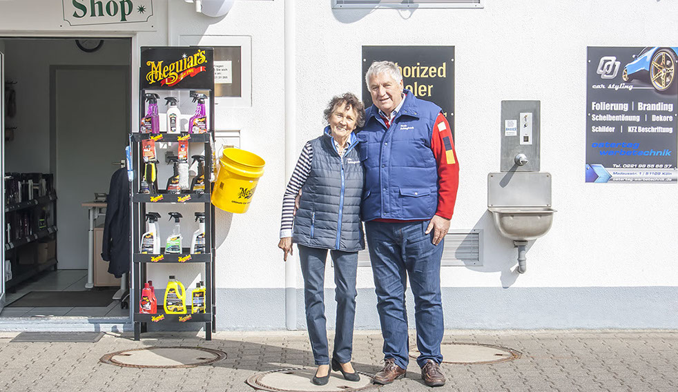 Inhaberin Ulla Zimmermann-Schlagheck und Ehemann Bodo Schlagheck vor Ihrem Shop.