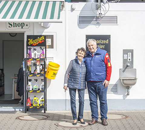 Inhaberin Ulla Zimmermann-Schlagheck und Ehemann Bodo Schlagheck vor Ihrem Shop.