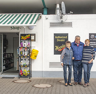 Inhaberin Ulla Zimmermann-Schlagheck, Ehemann Bodo Schlagheck und Anja Schlagheck vor Ihrem Shop.